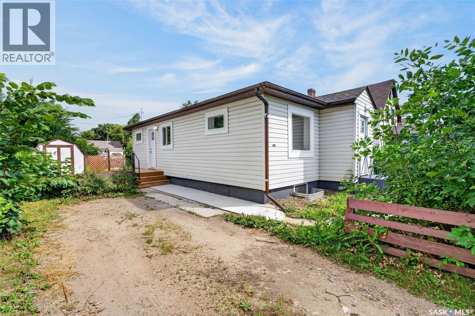 584 7th Street E, Prince Albert, Saskatchewan  S6V 0S5 - Photo 2 - SK045112