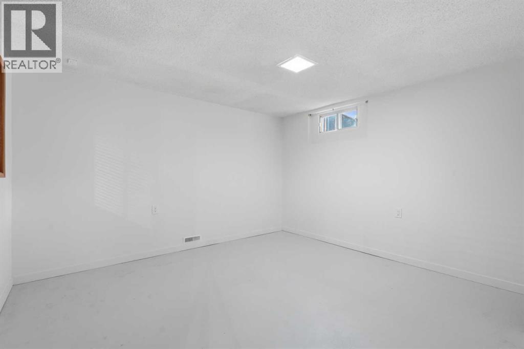 731 Queensland Drive SE, Calgary, Alberta  T2J 4S8 - Photo 33 - A2334302