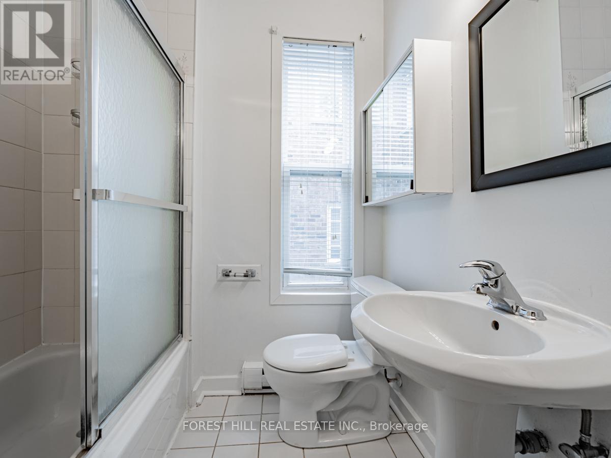 Upper - 70 Macpherson Avenue, Toronto, Ontario  M5R 1W8 - Photo 14 - C13657448