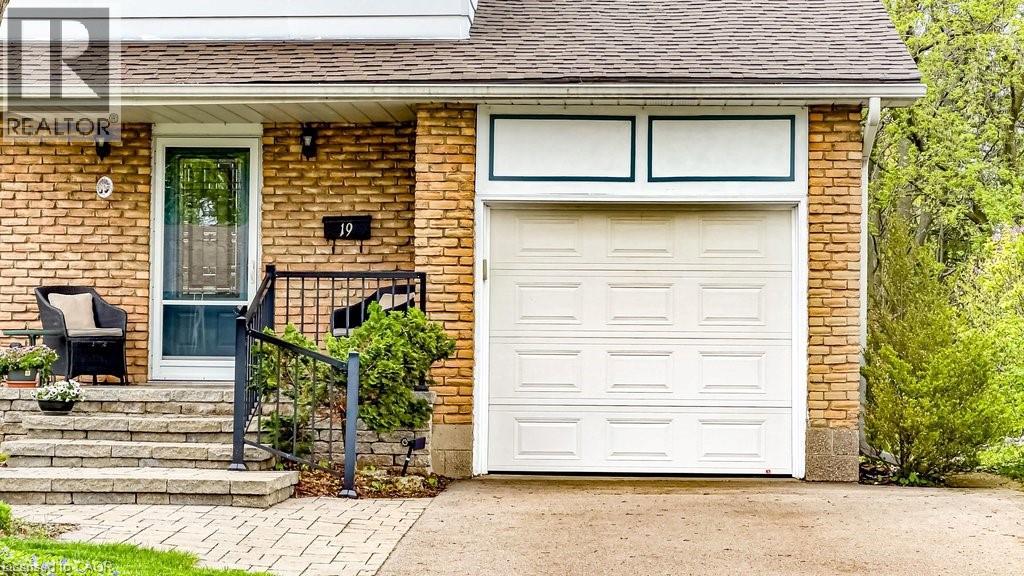 19 Chateau Court, Hamilton, Ontario L9C 5P3 - Photo 2 - 40830639