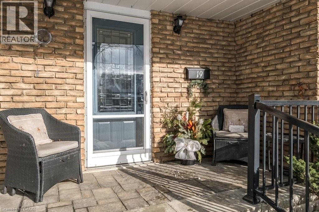 19 Chateau Court, Hamilton, Ontario L9C 5P3 - Photo 5 - 40830639