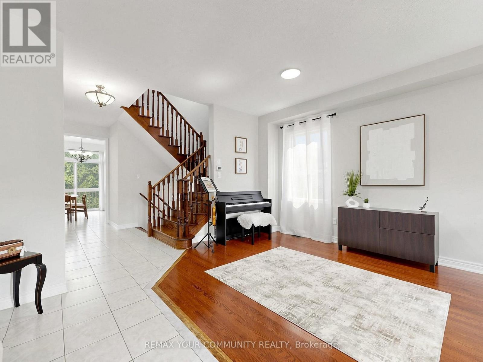 267 Bilbrough Street, Aurora, Ontario  L4G 7X6 - Photo 6 - N13657368