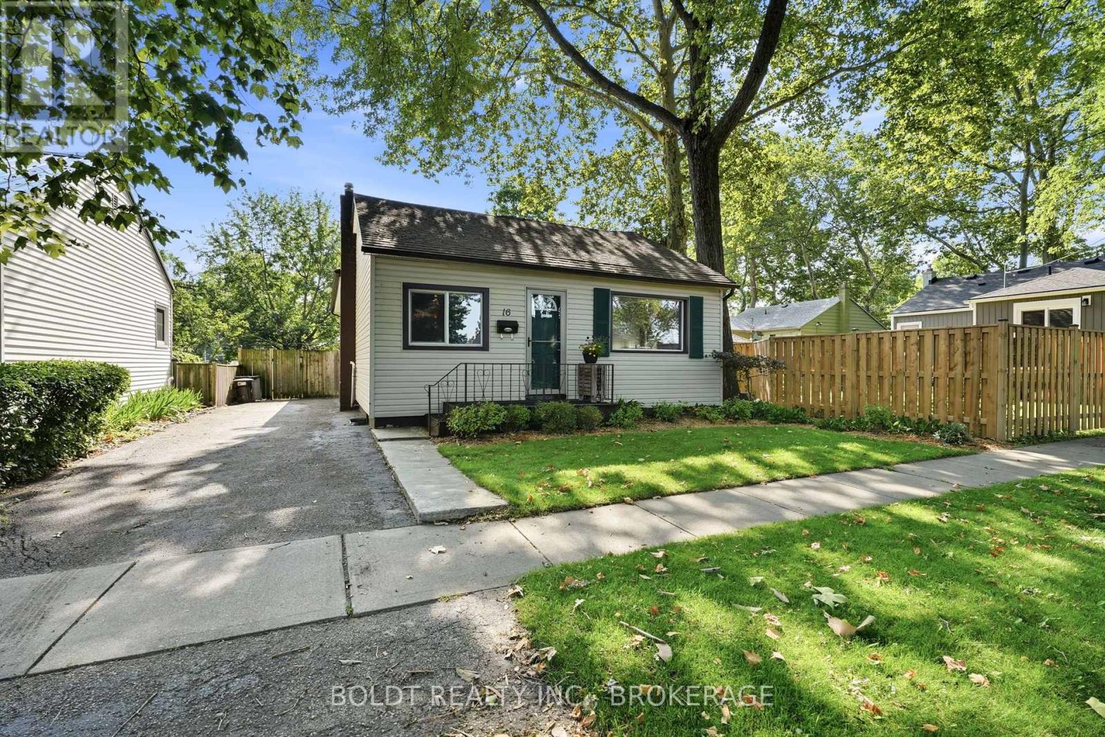 16 Longfellow Avenue, St. Catharines, Ontario L2R 6N5 - Photo 1 - X13657400