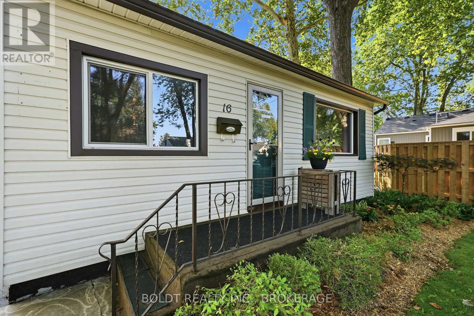 16 Longfellow Avenue, St. Catharines, Ontario L2R 6N5 - Photo 2 - X13657400