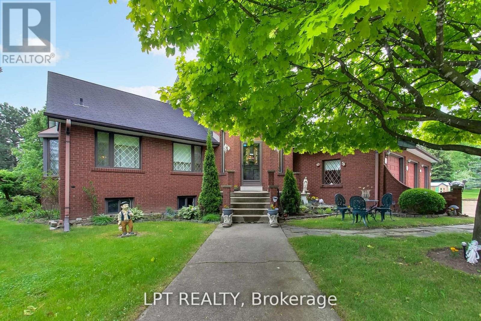 6 Fenton Way, Brampton, Ontario  L6P 0P5 - Photo 4 - W13657402