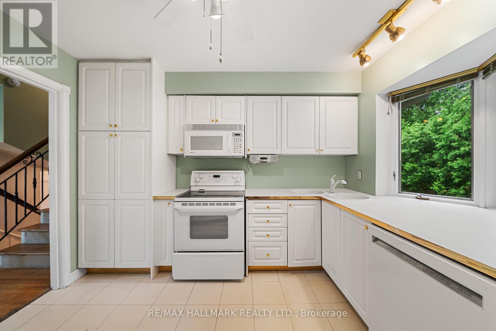 17 Greenyards Drive, Toronto, Ontario  M2M 2R7 - Photo 12 - C13657590