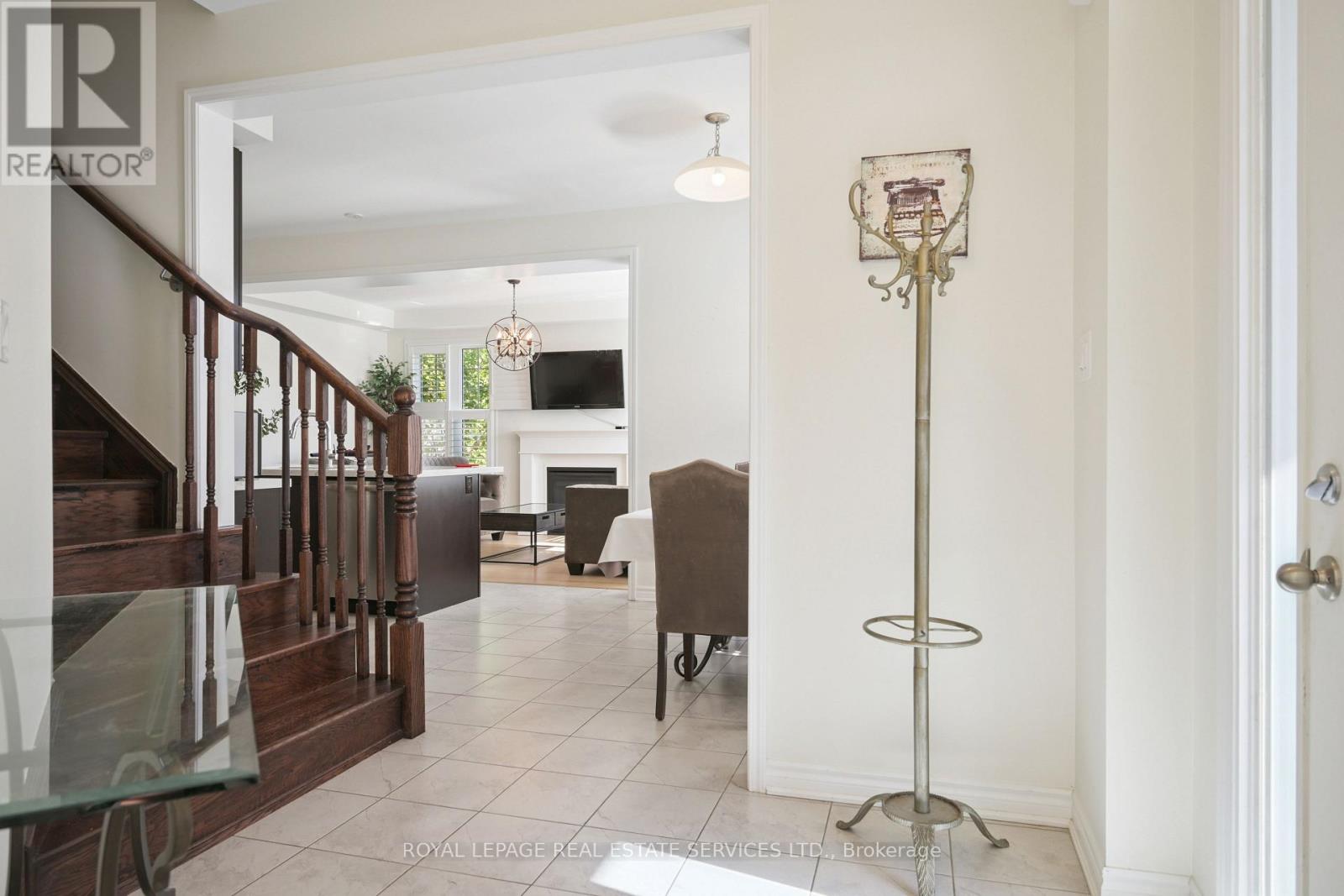 556 Juneberry Court, Milton, Ontario  L9E 1M8 - Photo 4 - W13657492