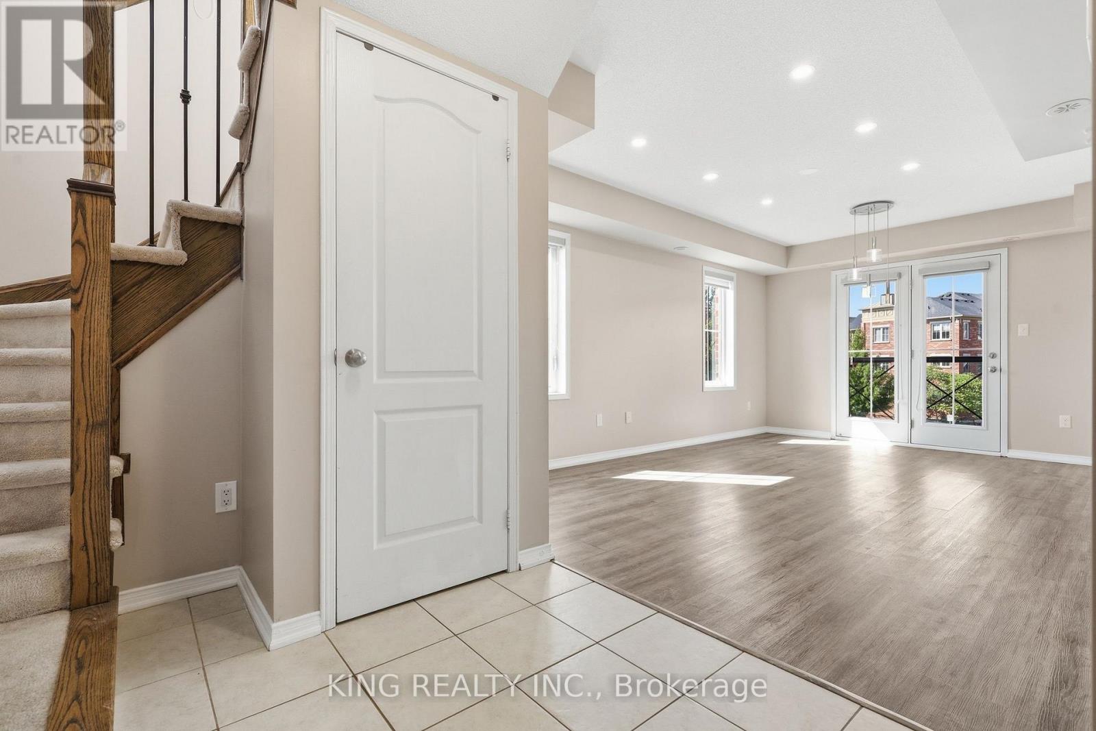 8 - 35 Hays Boulevard, Oakville, Ontario  L6H 0J1 - Photo 3 - W13657500