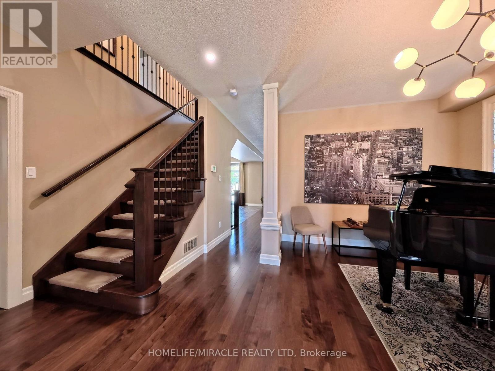 913 Valebrook Court, Kitchener, Ontario  N2A 0E5 - Photo 4 - X13657656