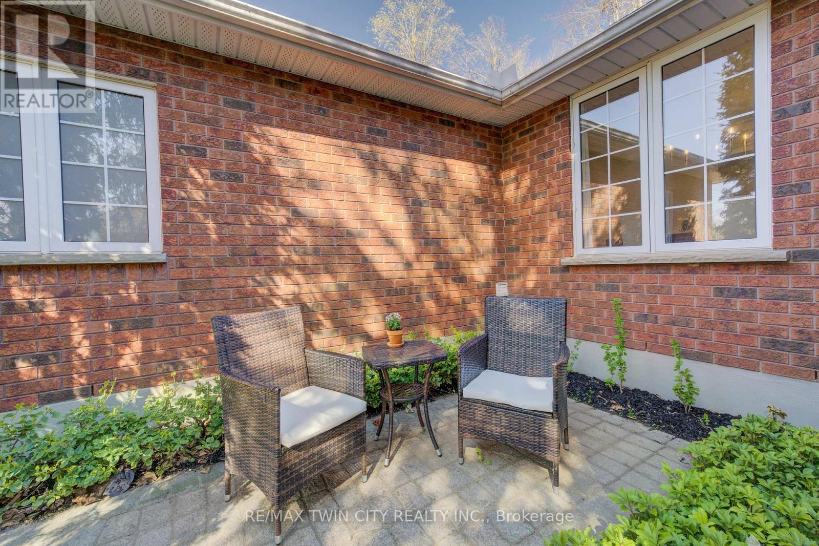 439 Northlake Drive, Waterloo, Ontario  N2V 1Y6 - Photo 2 - X13657670