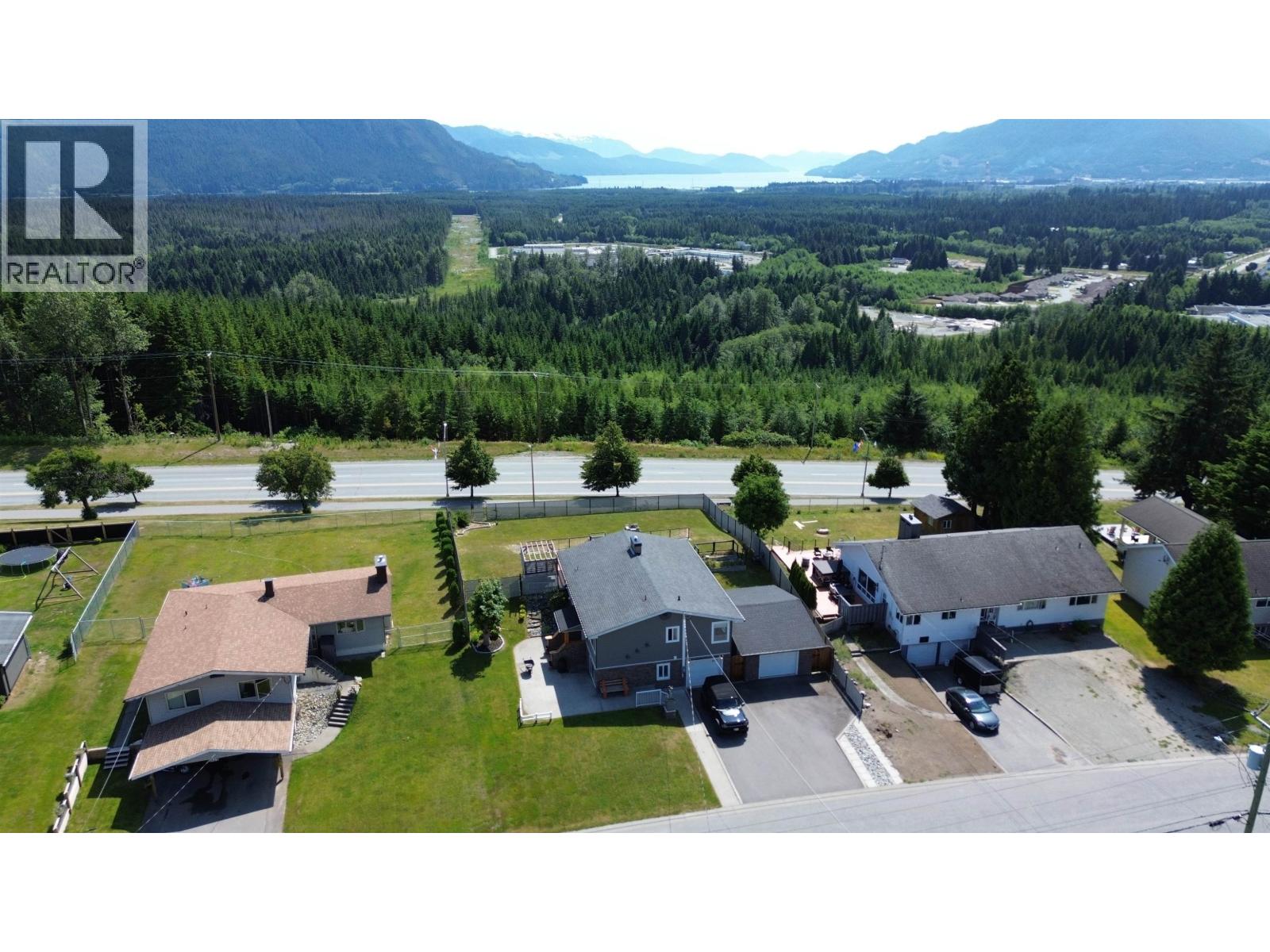 1457 Albatross Avenue, Kitimat, British Columbia  V8C 1P9 - Photo 2 - R3145507