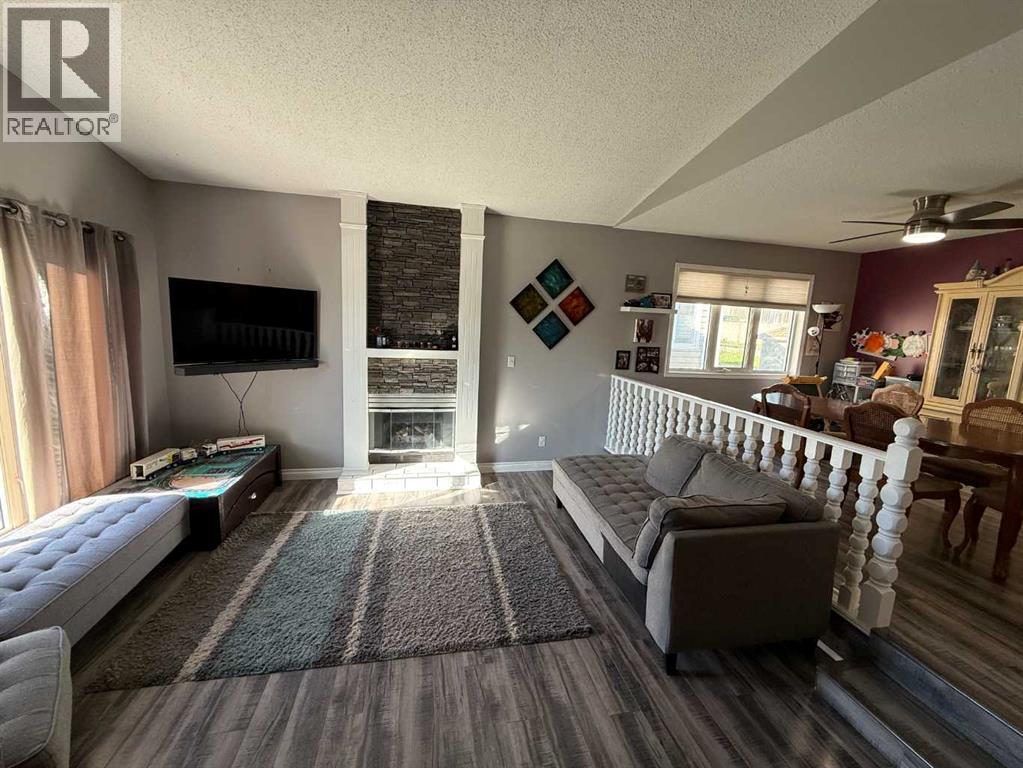 429 Collinge Road, Hinton, Alberta  T7V 1L1 - Photo 2 - A2327817