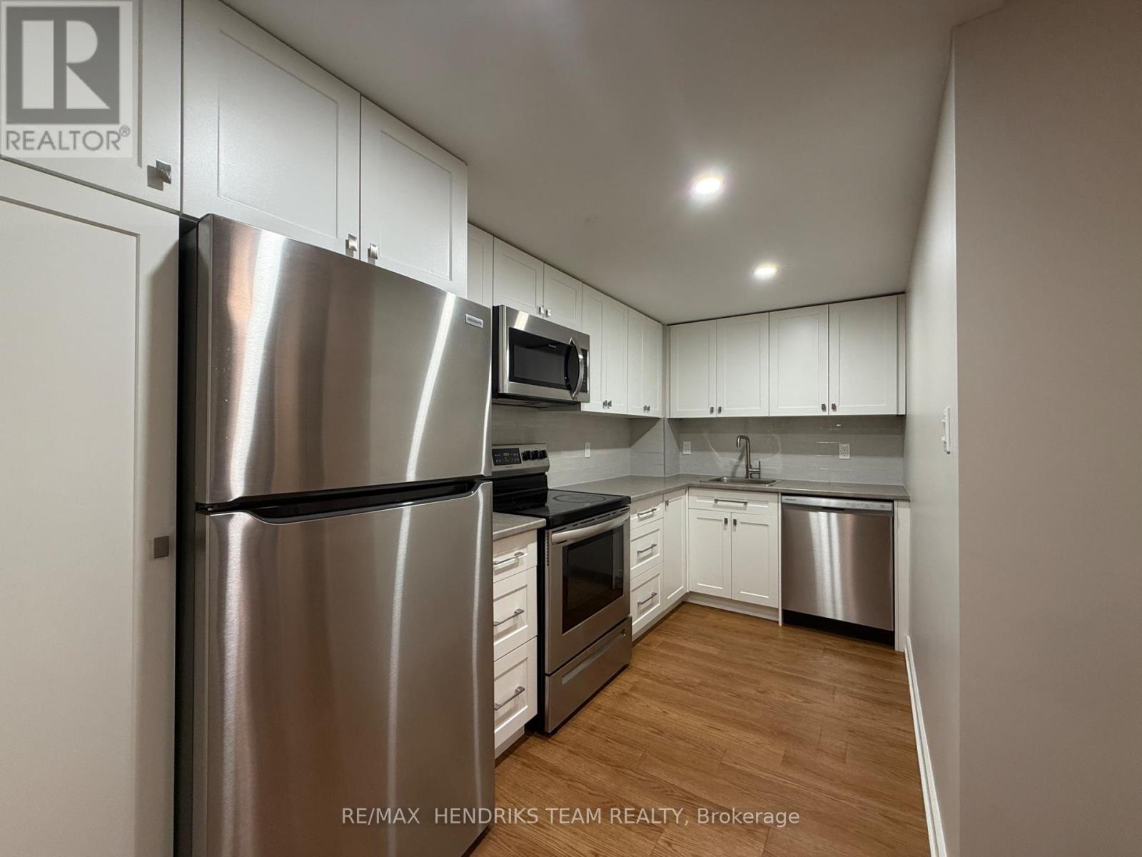 210 - 234 Oakdale Avenue, St. Catharines, Ontario  L2P 2K6 - Photo 2 - X13657776