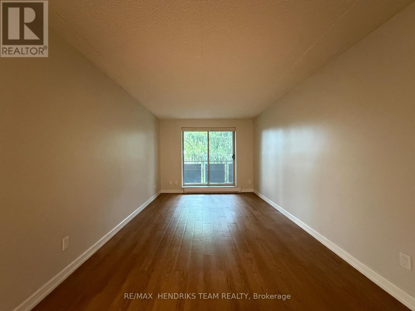 210 - 234 Oakdale Avenue, St. Catharines, Ontario  L2P 2K6 - Photo 4 - X13657776