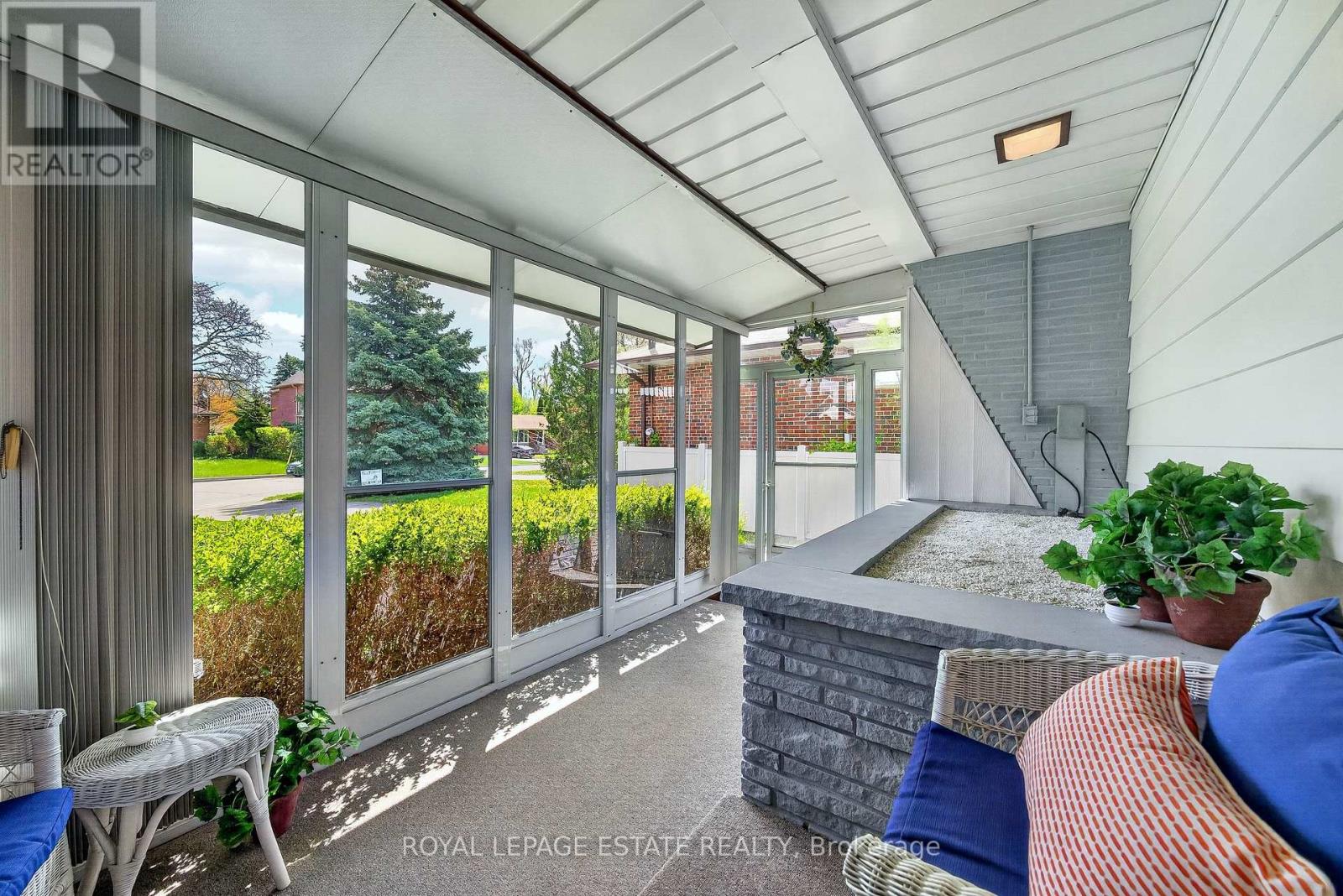 8 Wallbridge Court, Toronto, Ontario  M2R 1W1 - Photo 5 - C13152900