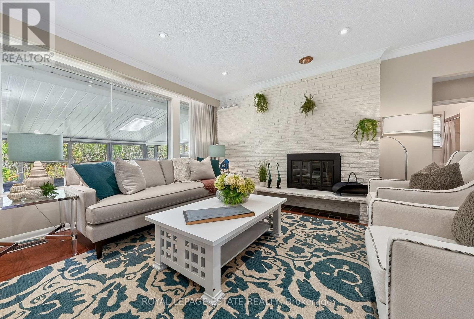 <div class="slider-price">$1,288,800</div><p>8 Wallbridge Court, Toronto, Ontario</p>