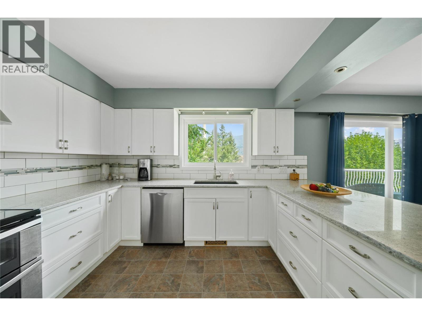 597 Binns Street, Trail, British Columbia  V1R 3L3 - Photo 3 - 10397271