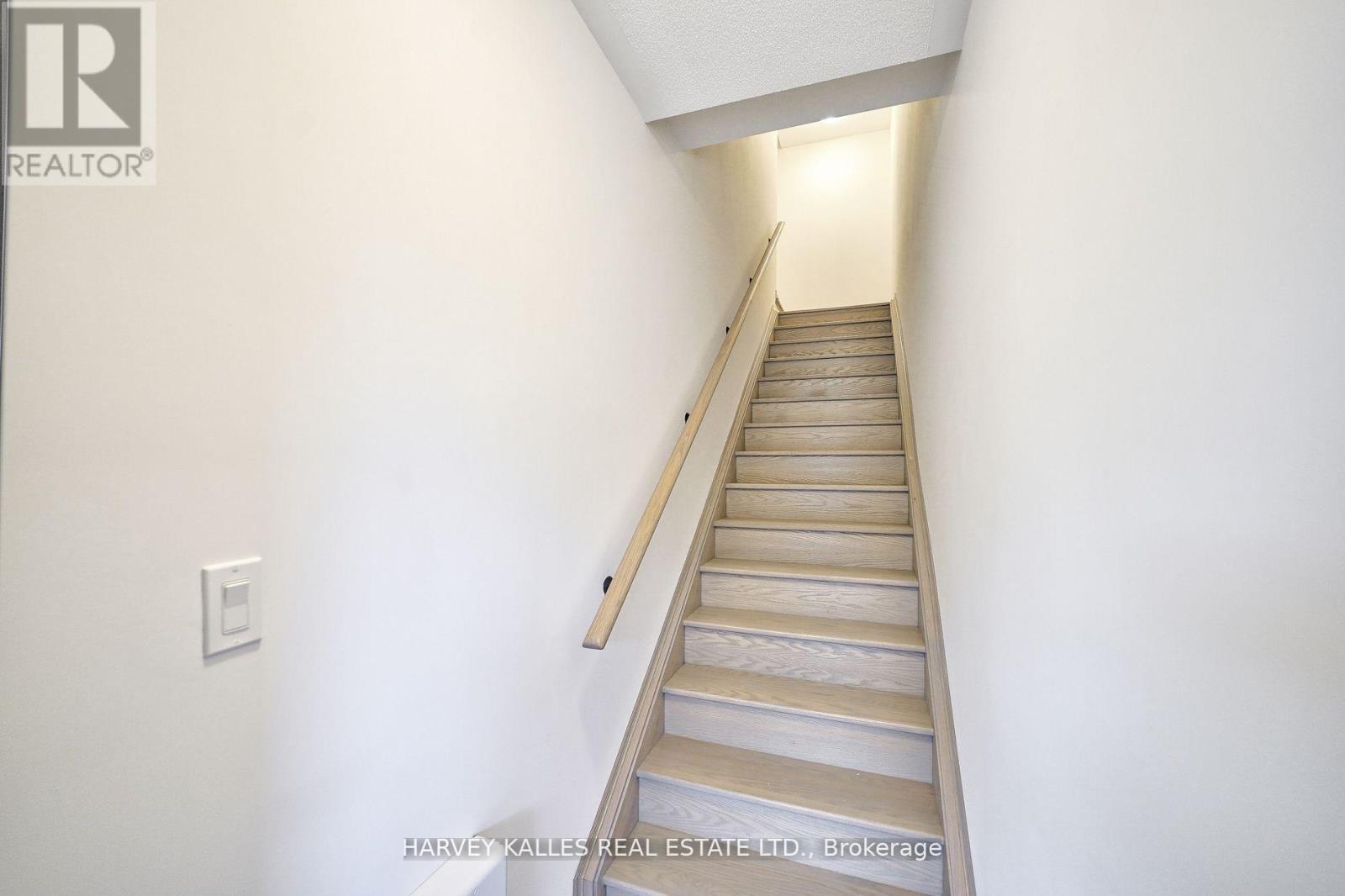 21 - 17 Lytham Green Circle, Newmarket, Ontario L3Y 0H4 - Photo 2 - N13657774