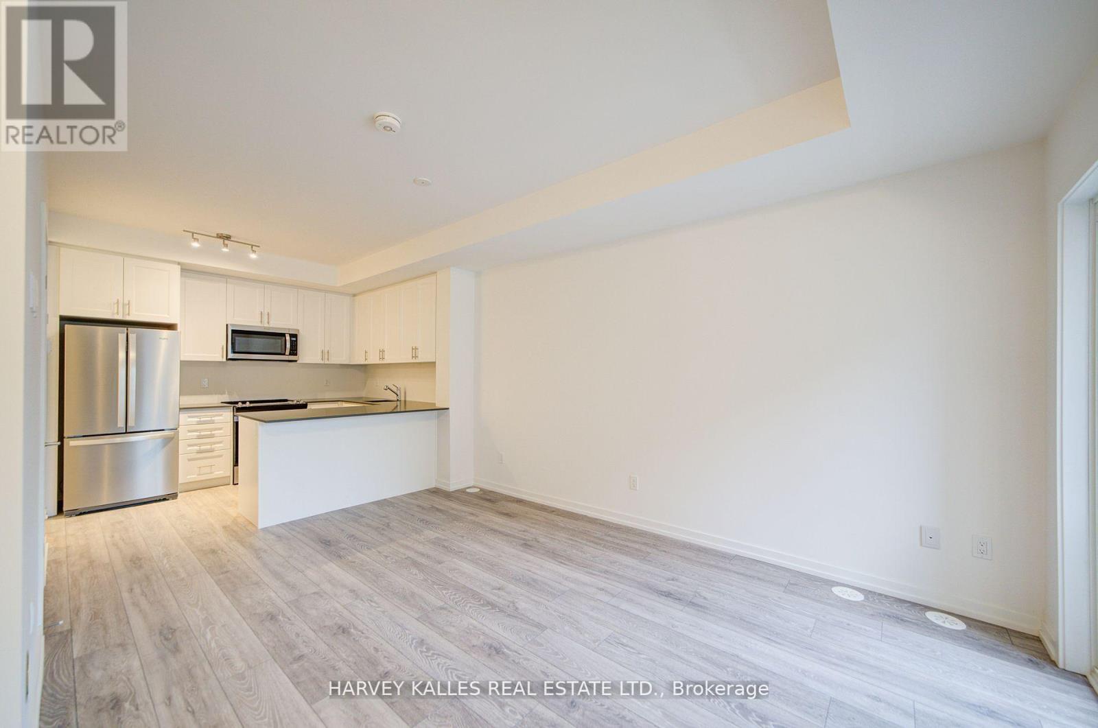 28 - 18 Lytham Green Circle, Newmarket, Ontario L3Y 0H4 - Photo 7 - N13657794