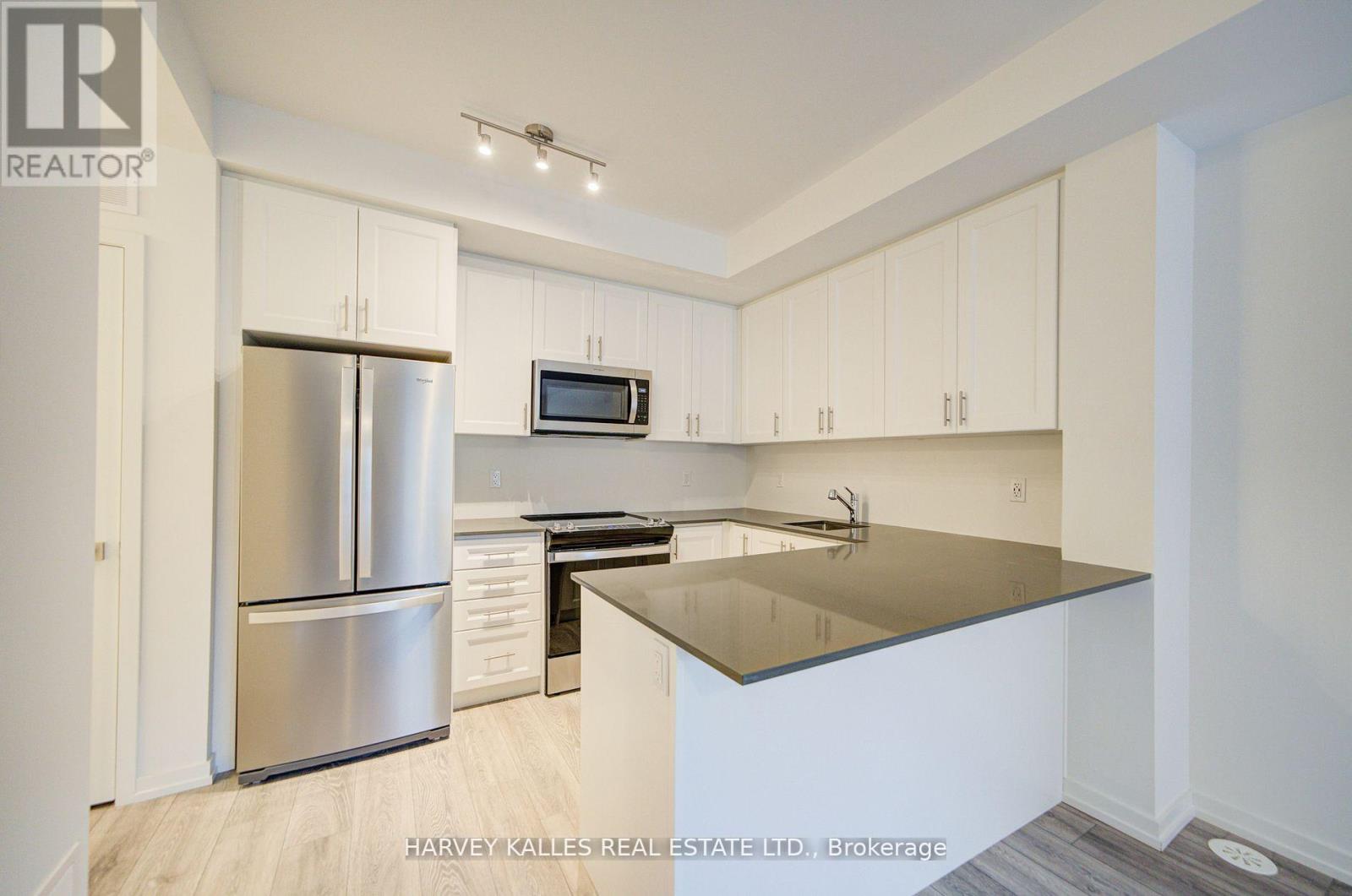 28 - 18 Lytham Green Circle, Newmarket, Ontario L3Y 0H4 - Photo 8 - N13657794