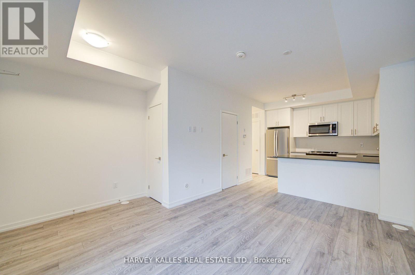 28 - 18 Lytham Green Circle, Newmarket, Ontario L3Y 0H4 - Photo 9 - N13657794