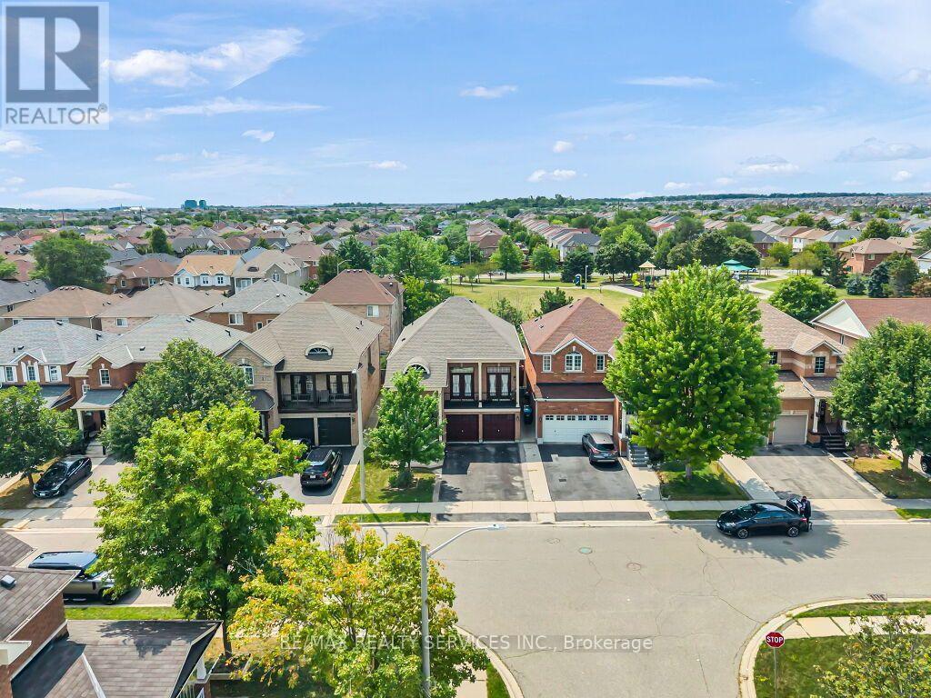 32 Brentcliff Drive, Brampton, Ontario  L7A 2N1 - Photo 2 - W13657908