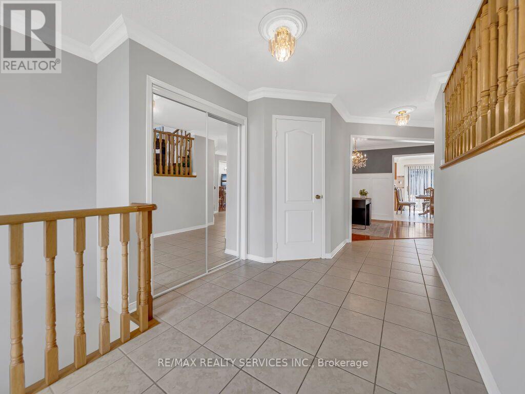 32 Brentcliff Drive, Brampton, Ontario  L7A 2N1 - Photo 7 - W13657908