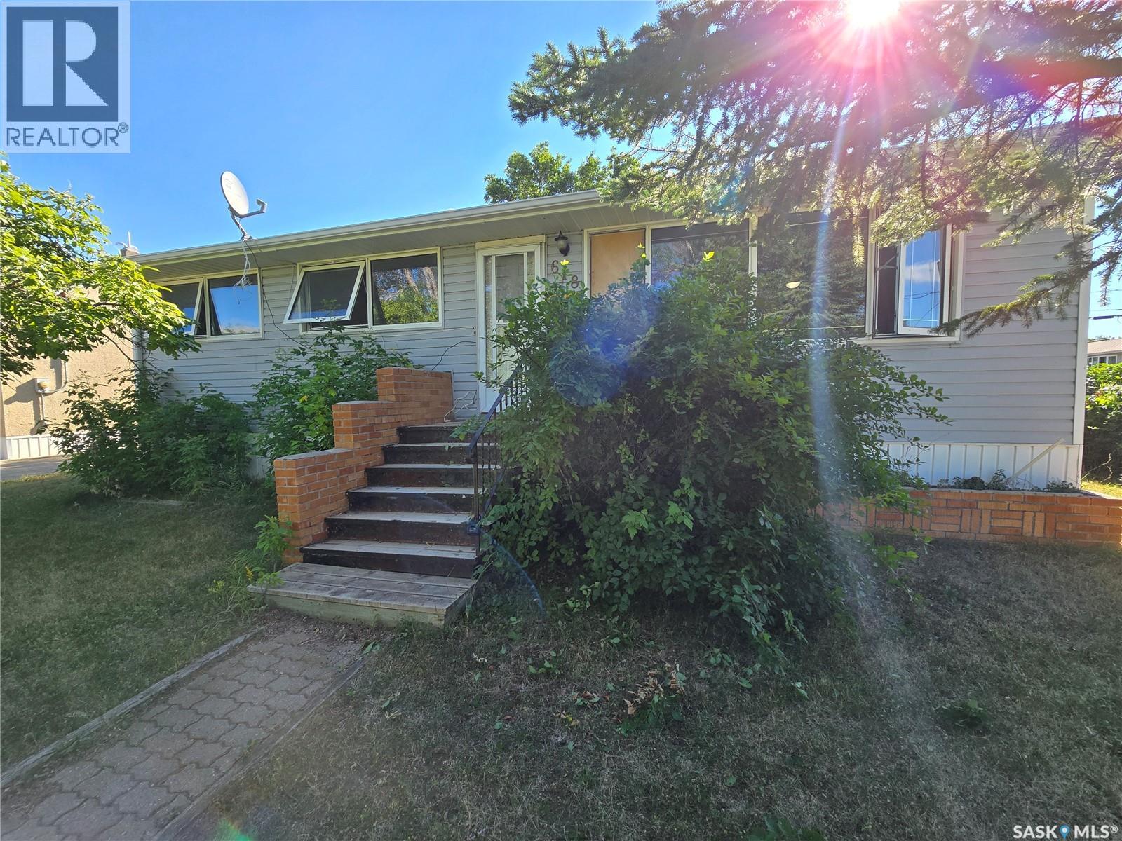 618 3rd Street Se, Weyburn, Saskatchewan  S4H 2E1 - Photo 1 - SK045123