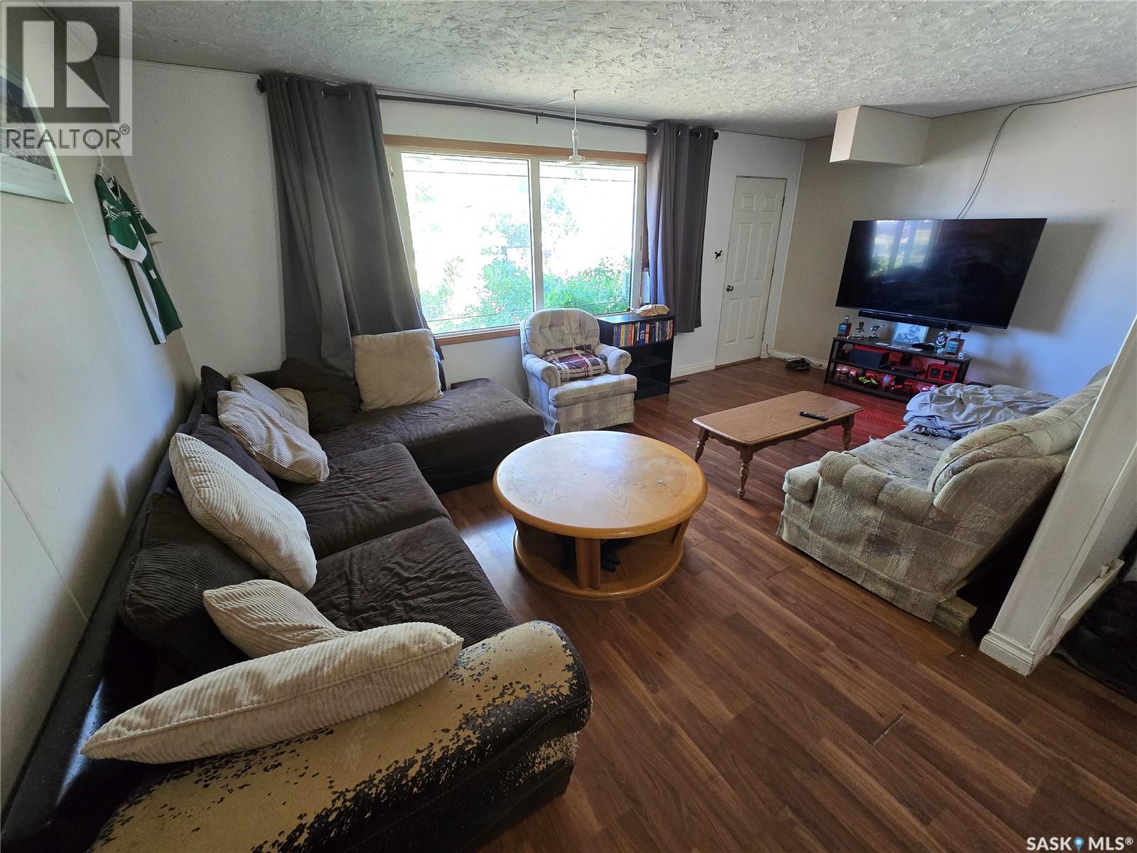 618 3rd Street Se, Weyburn, Saskatchewan  S4H 2E1 - Photo 4 - SK045123
