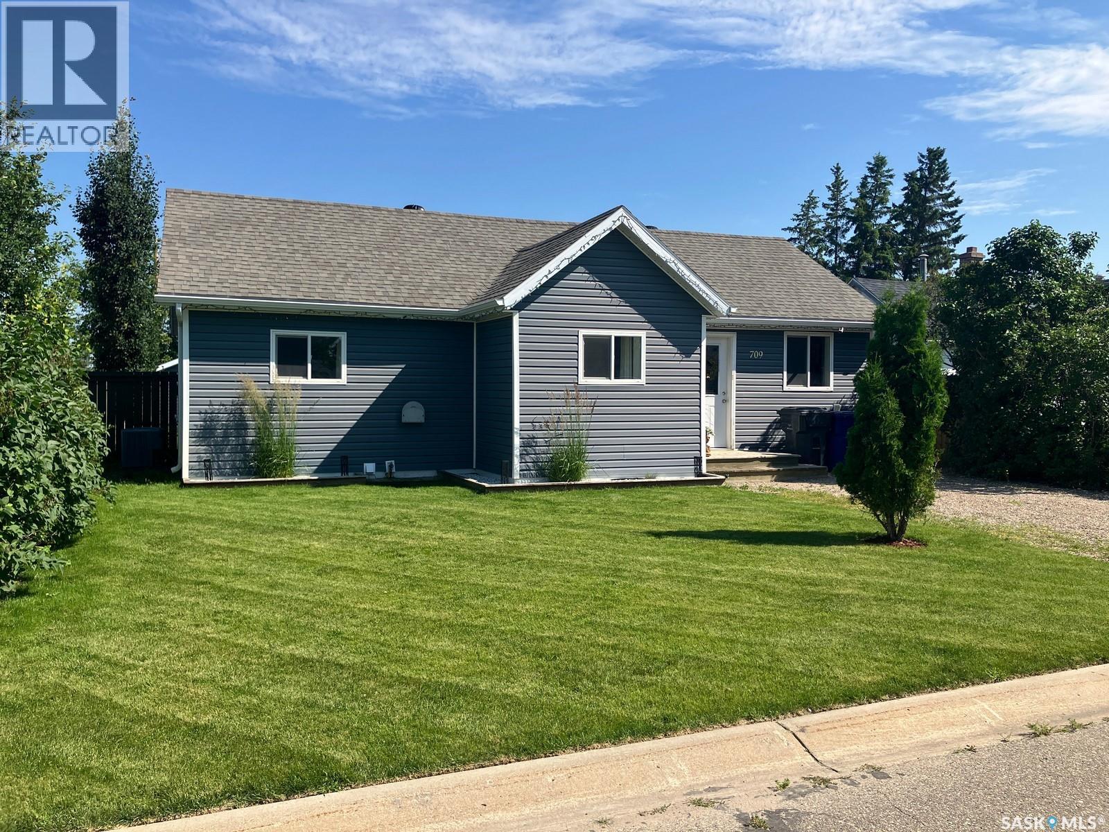 709 6th Avenue W, Nipawin, Saskatchewan  S0E 1E0 - Photo 1 - SK045045