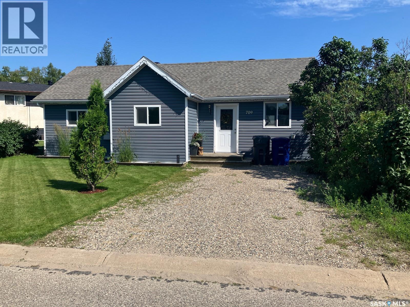 709 6th Avenue W, Nipawin, Saskatchewan  S0E 1E0 - Photo 2 - SK045045