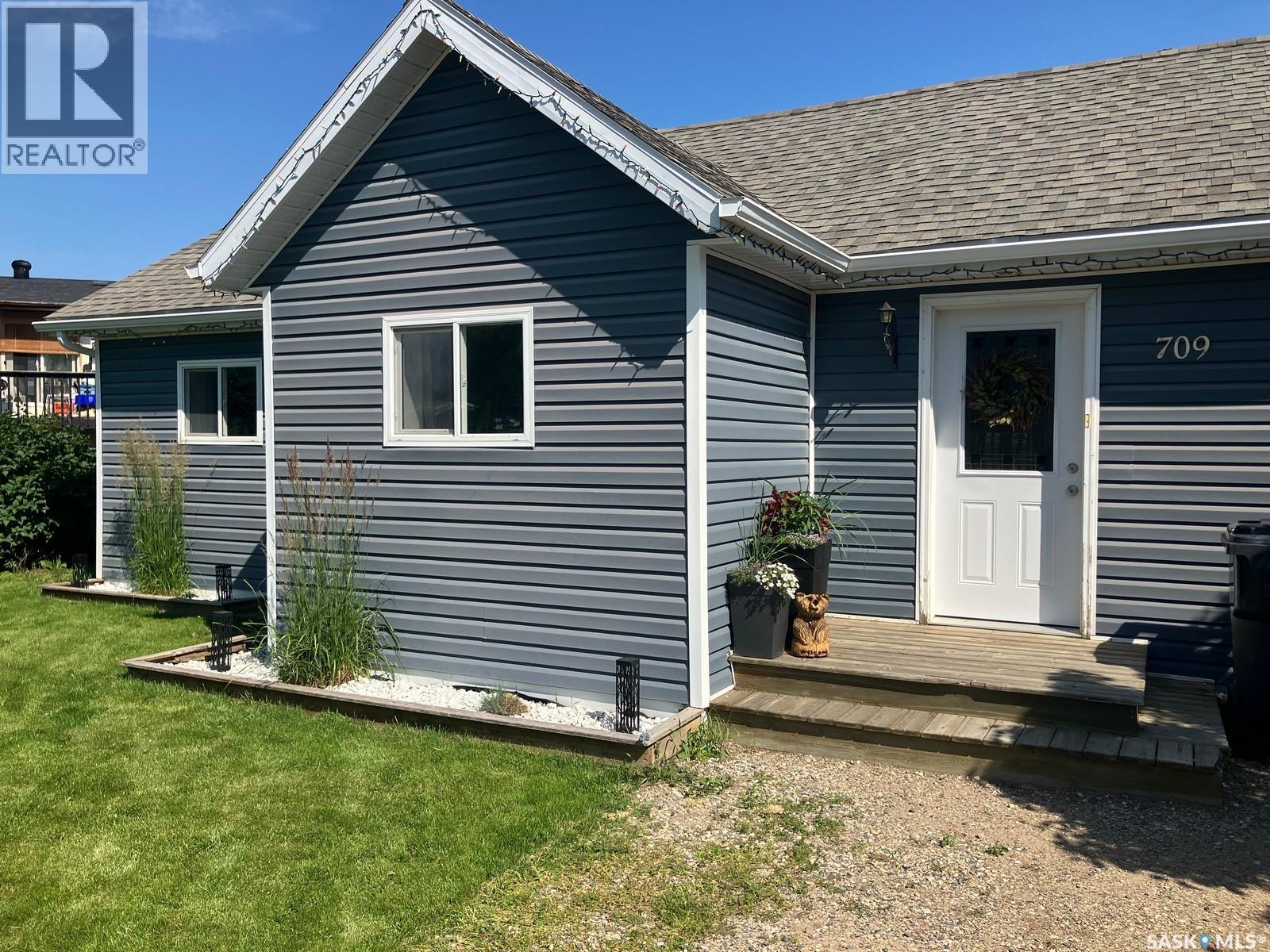 709 6th Avenue W, Nipawin, Saskatchewan  S0E 1E0 - Photo 3 - SK045045