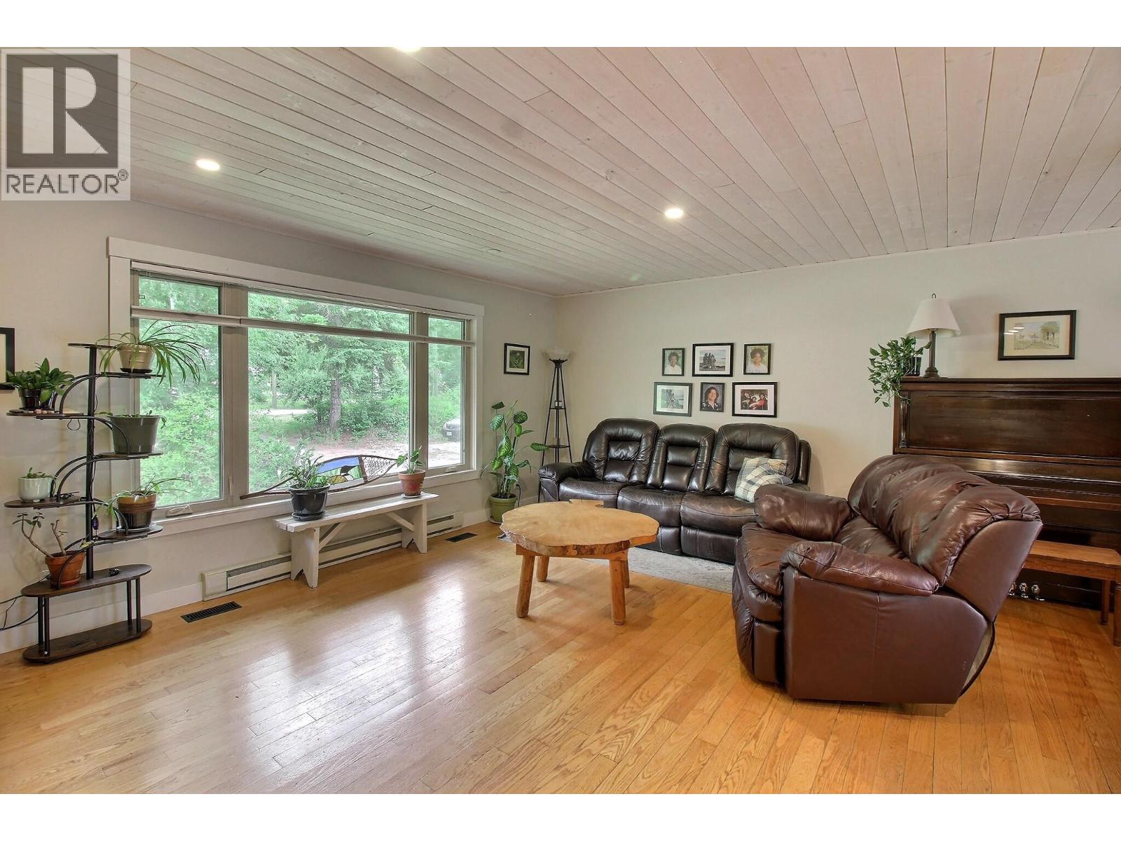 1242 Horse Creek Road S, Golden, British Columbia  V0A 1H7 - Photo 2 - 10395102