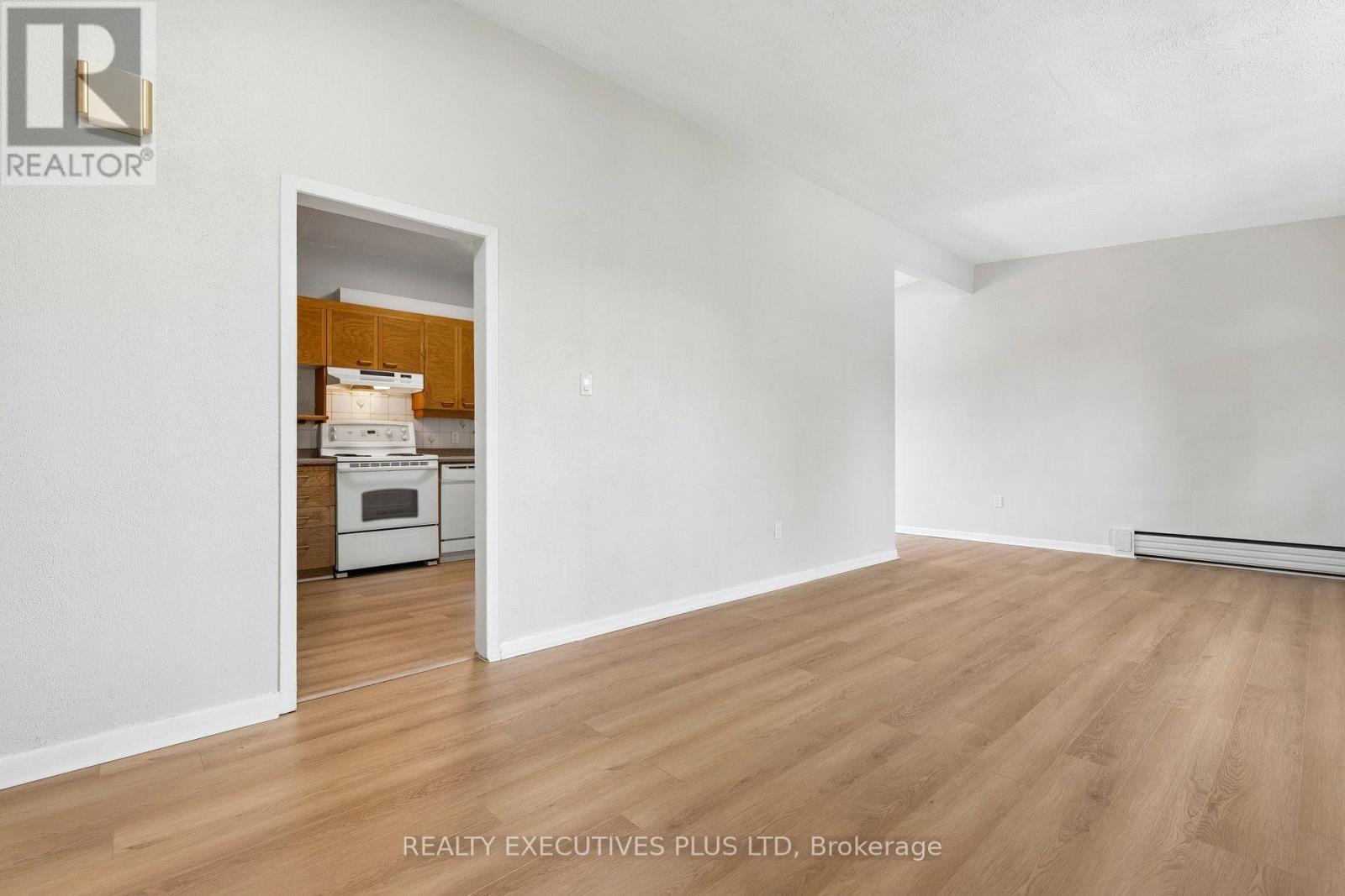 74 Calstock Drive, Toronto, Ontario  M9V 1H2 - Photo 4 - W13628480