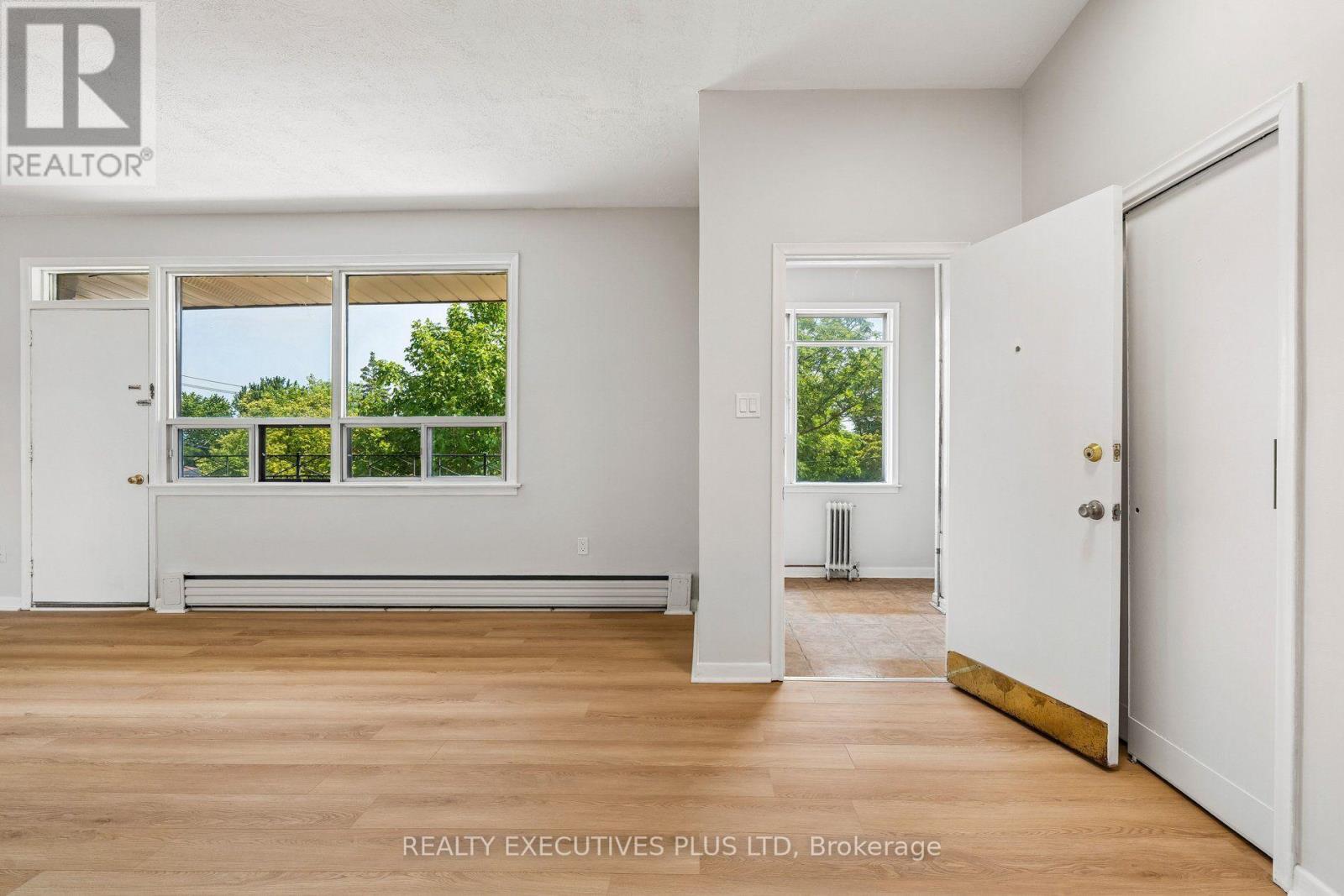 74 Calstock Drive, Toronto, Ontario  M9V 1H2 - Photo 5 - W13628480