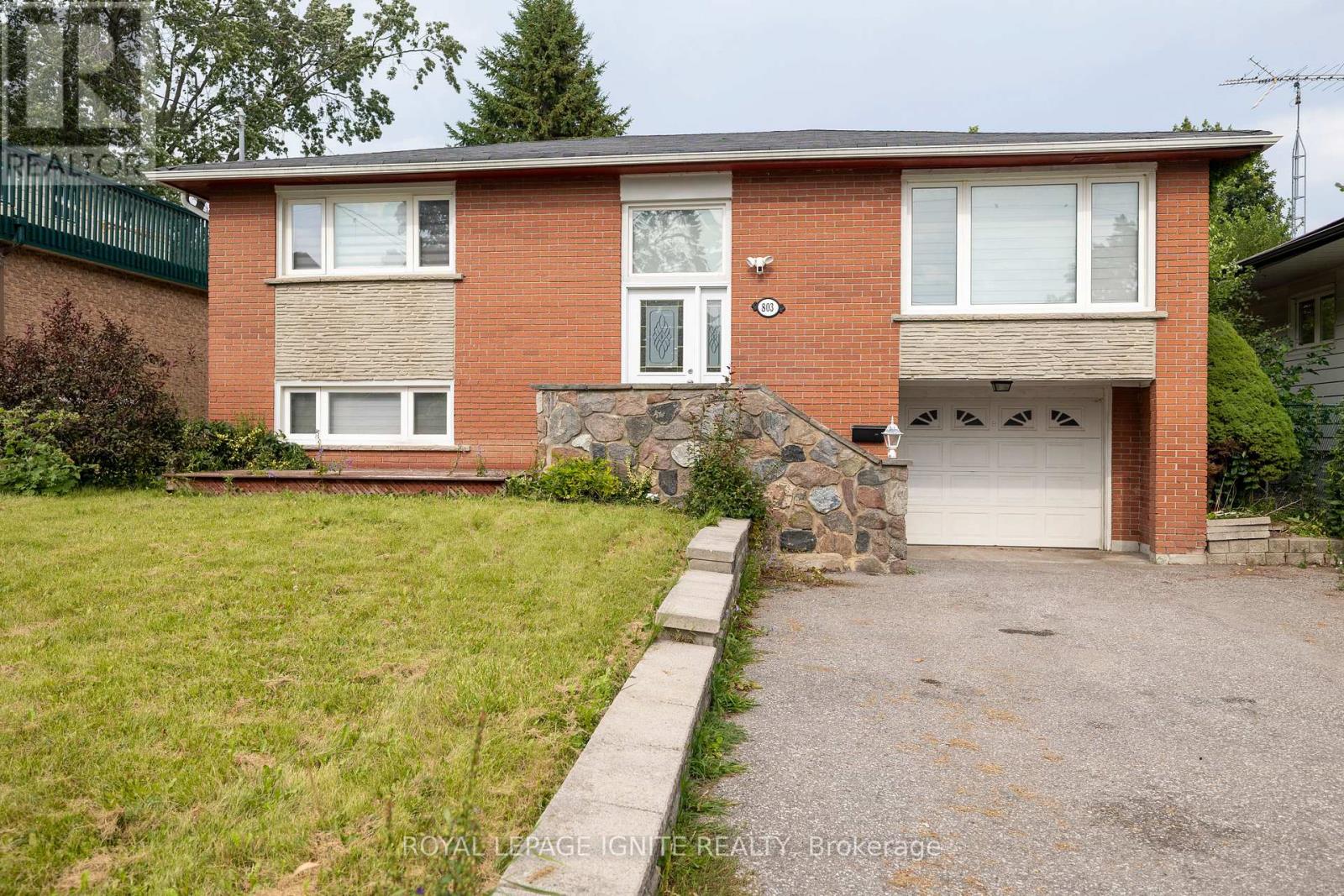 803 Fairview Avenue, Pickering, Ontario  L1W 1M7 - Photo 1 - E13657952