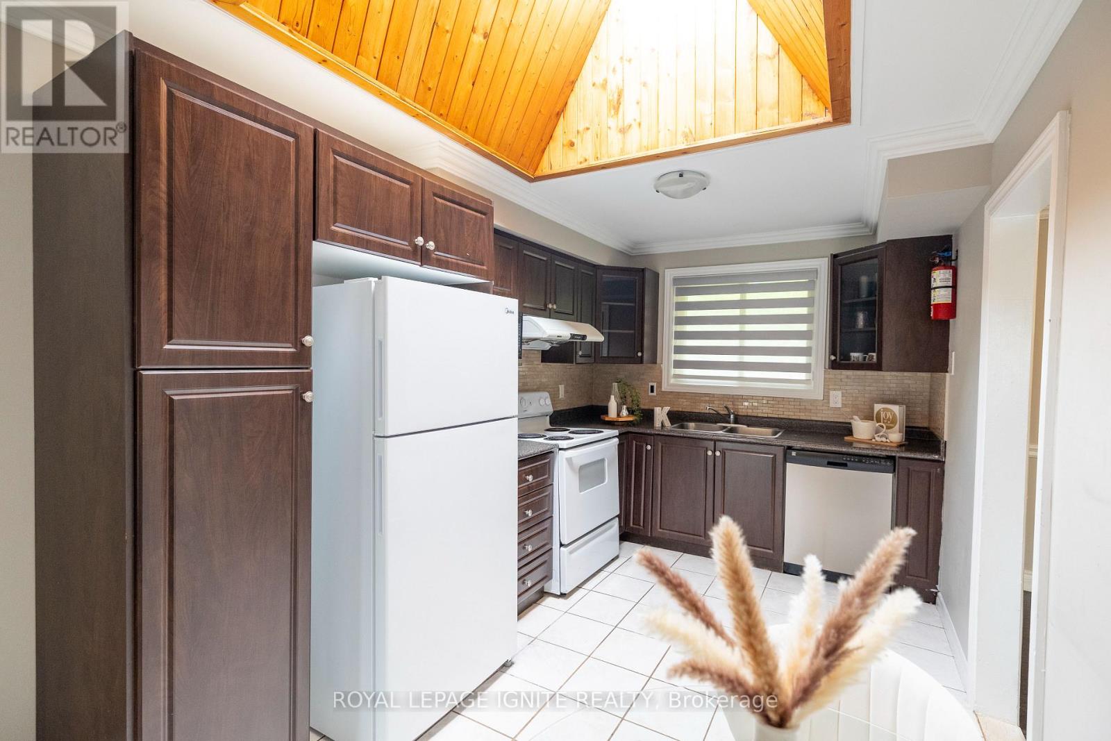 803 Fairview Avenue, Pickering, Ontario  L1W 1M7 - Photo 9 - E13657952