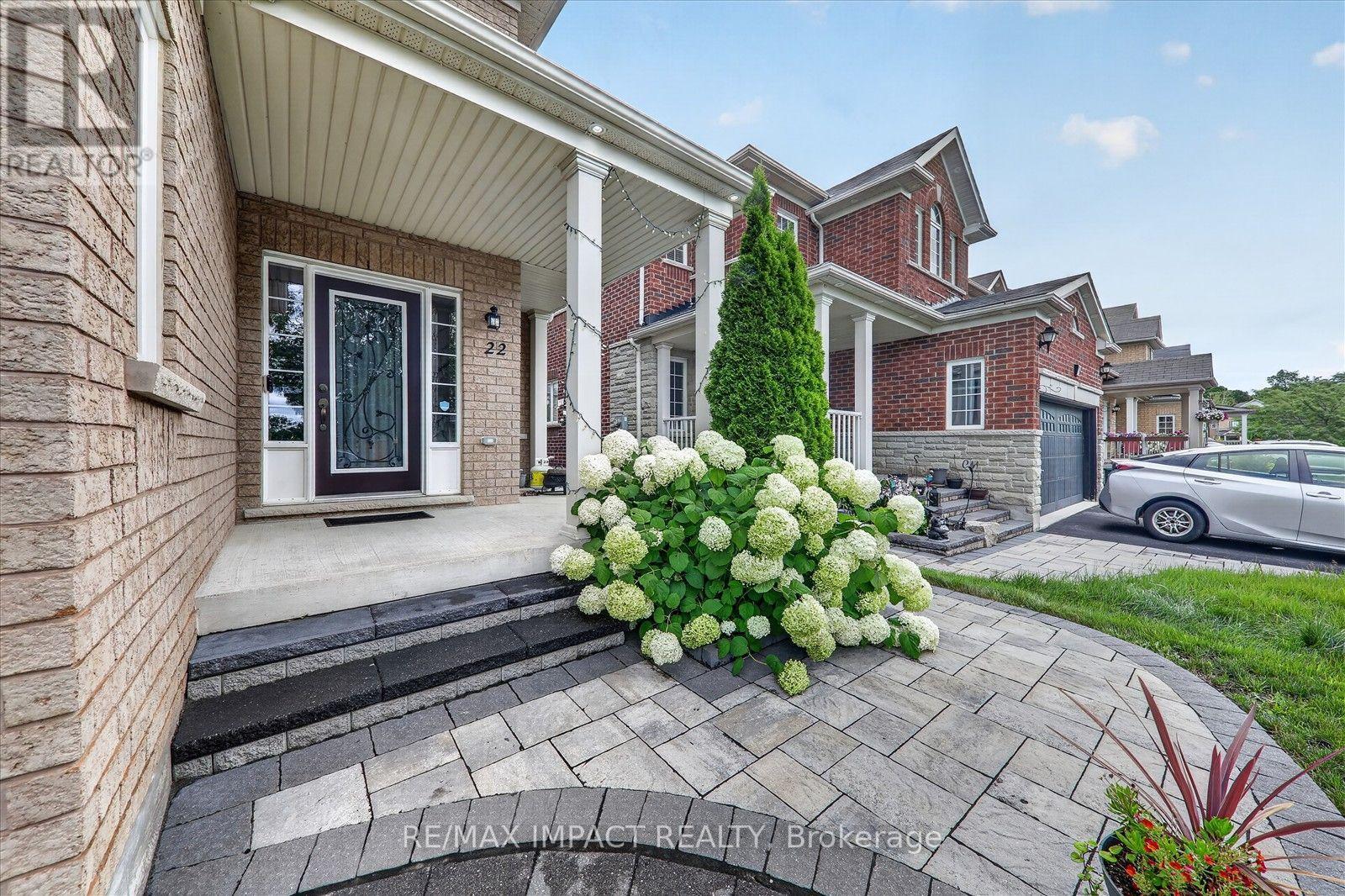 22 Canary Street, Whitby, Ontario  L1R 0K2 - Photo 4 - E13658124