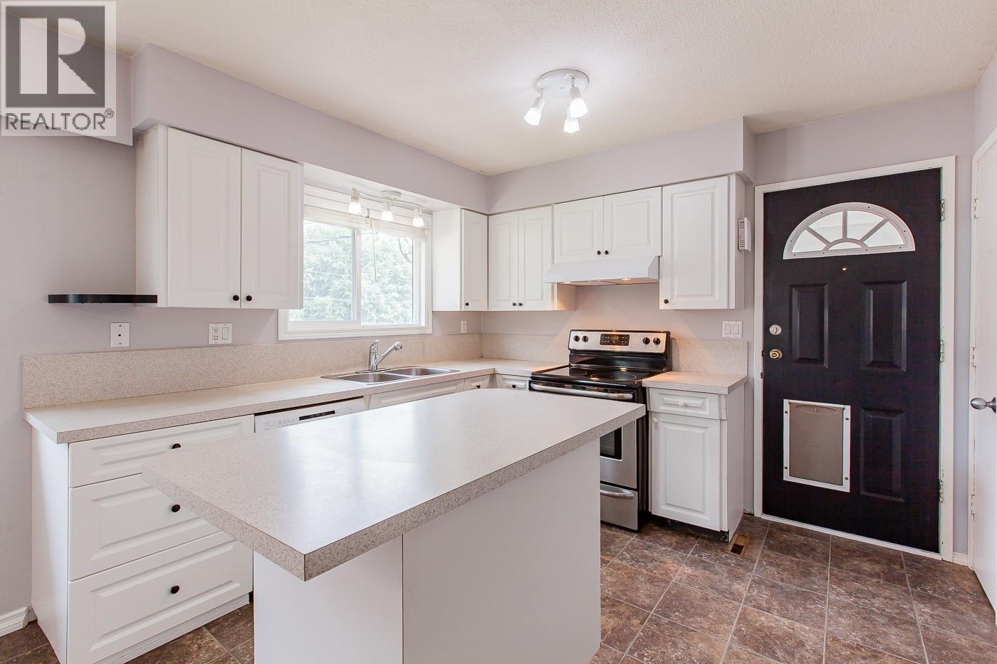 1669 Westmount Drive, Kamloops, British Columbia  V2B 6A4 - Photo 3 - 10397260