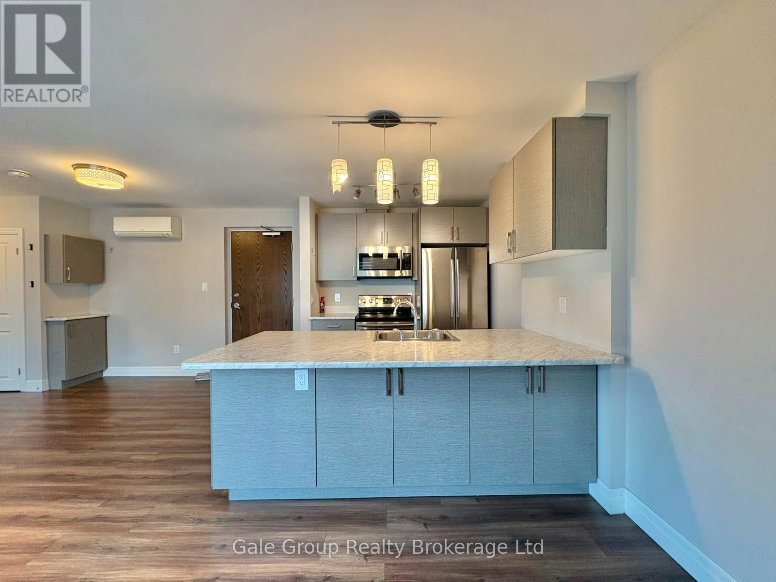 201 - 5 Paisley Boulevard E, Mississauga, Ontario  L6A 1P3 - Photo 2 - W13658066