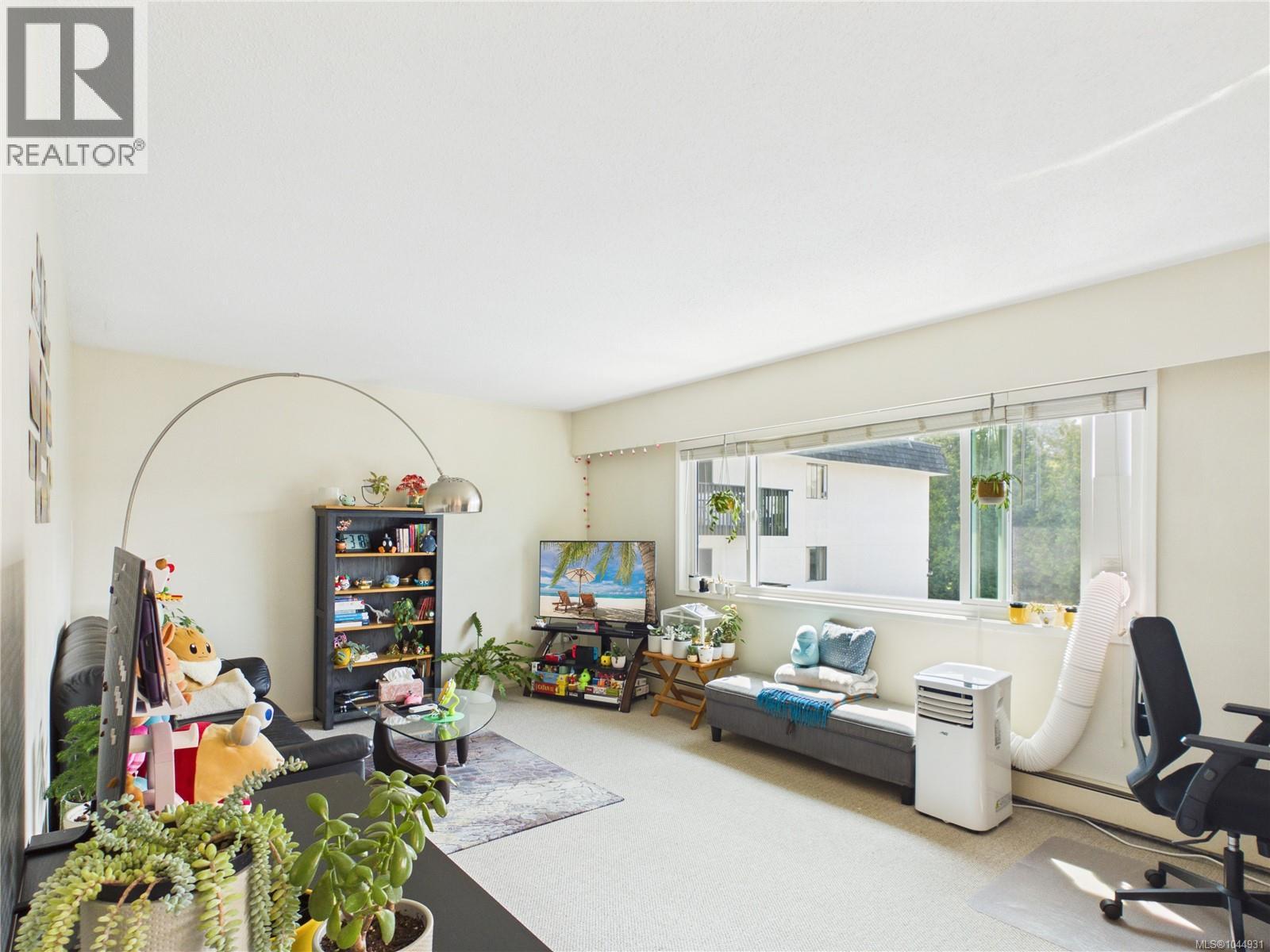 302 3880 Shelbourne St, Victoria, British Columbia  V8P 4H7 - Photo 4 - 1044931