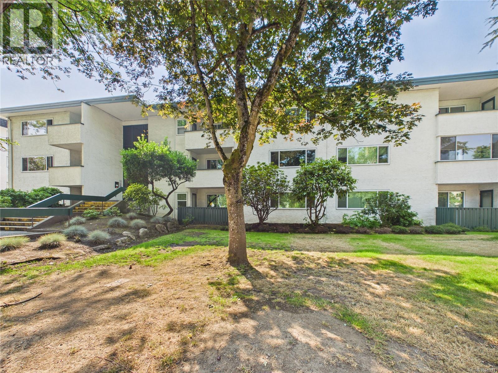 302 3880 Shelbourne St, Victoria, British Columbia  V8P 4H7 - Photo 1 - 1044931