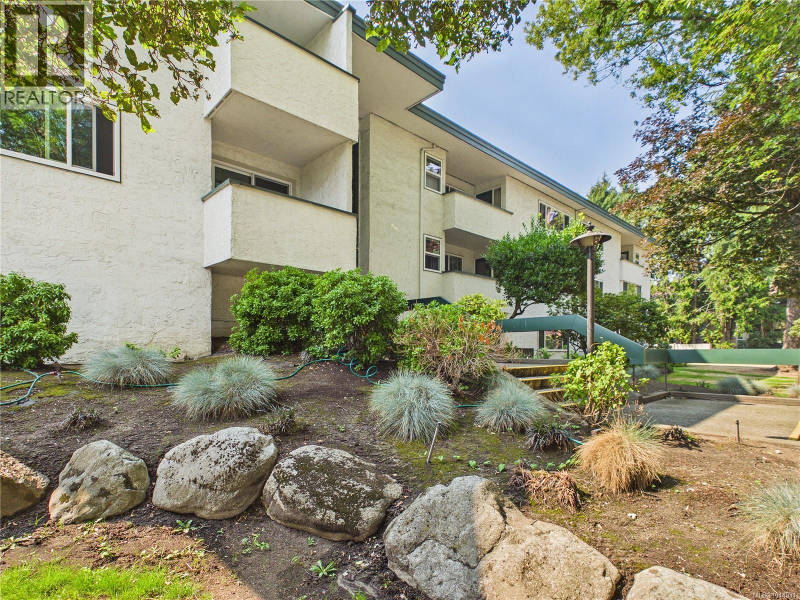 302 3880 Shelbourne St, Victoria, British Columbia  V8P 4H7 - Photo 2 - 1044931