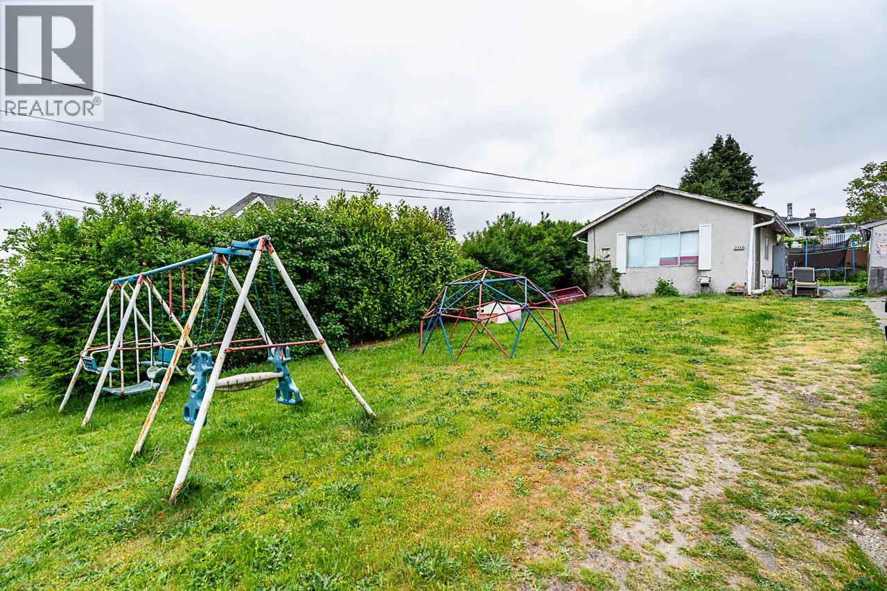 2233 Edinburgh Street, New Westminster, British Columbia V3M 2Y2 - Photo 3 - R3154106