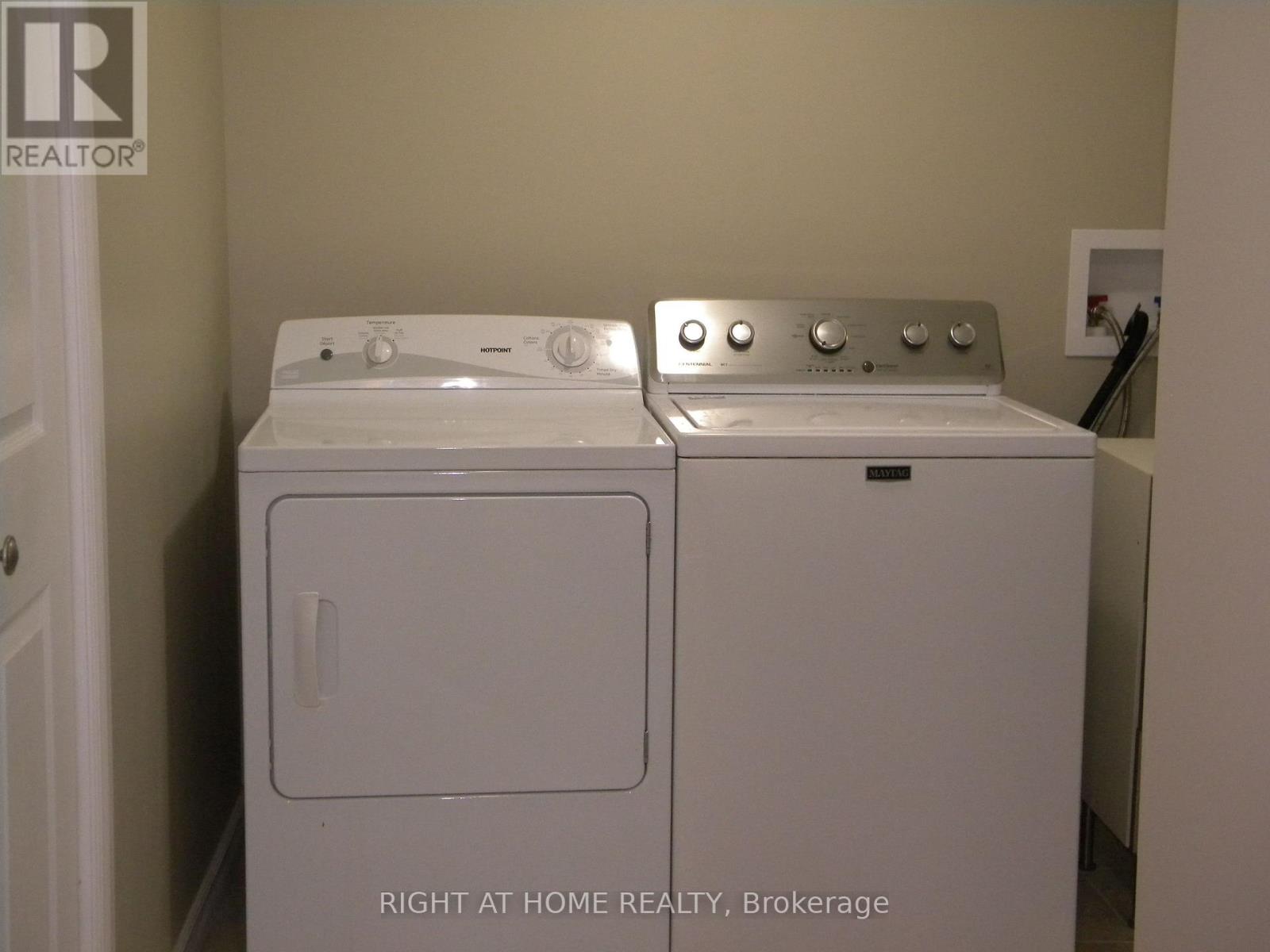 B - 42 Westminster Circle, Barrie, Ontario  L4M 0A4 - Photo 3 - S13556614