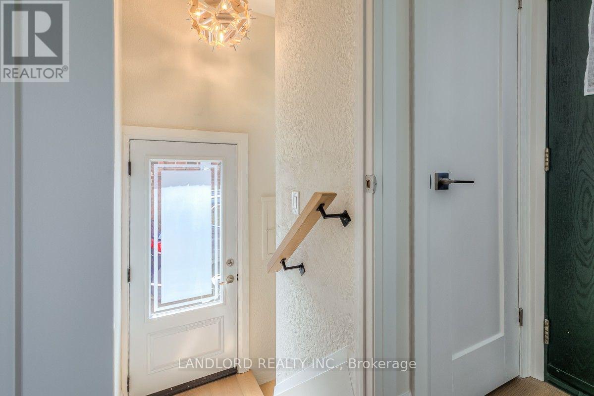 29 Hutton Avenue, Toronto, Ontario  M4C 3L2 - Photo 18 - E13658308