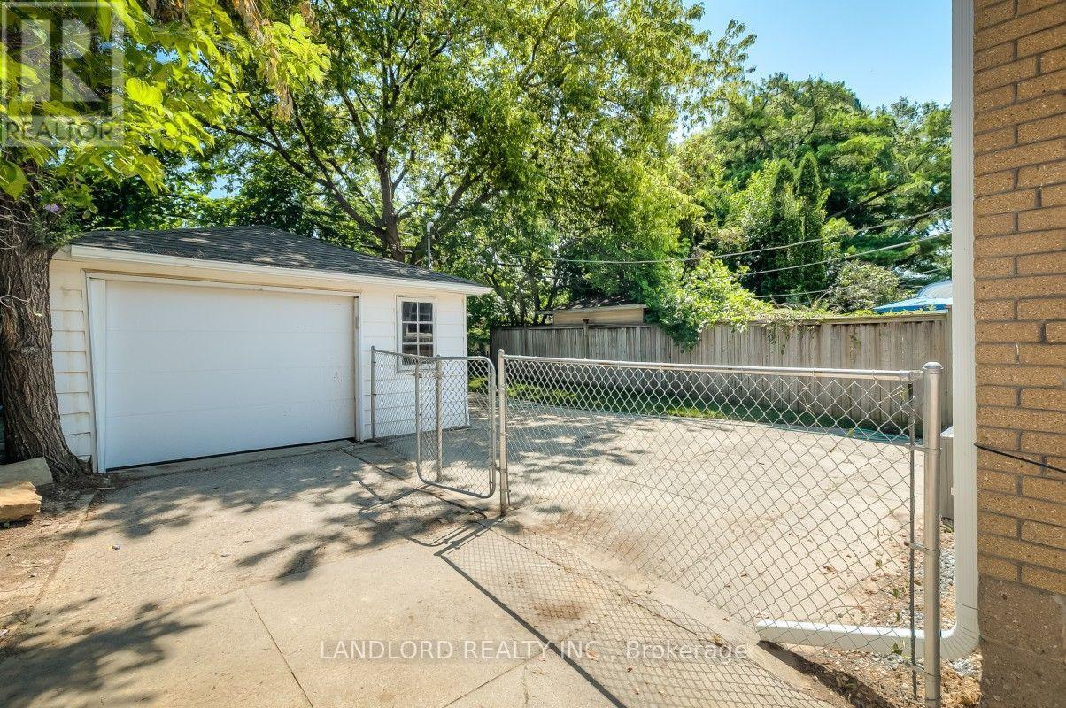 29 Hutton Avenue, Toronto, Ontario  M4C 3L2 - Photo 27 - E13658308