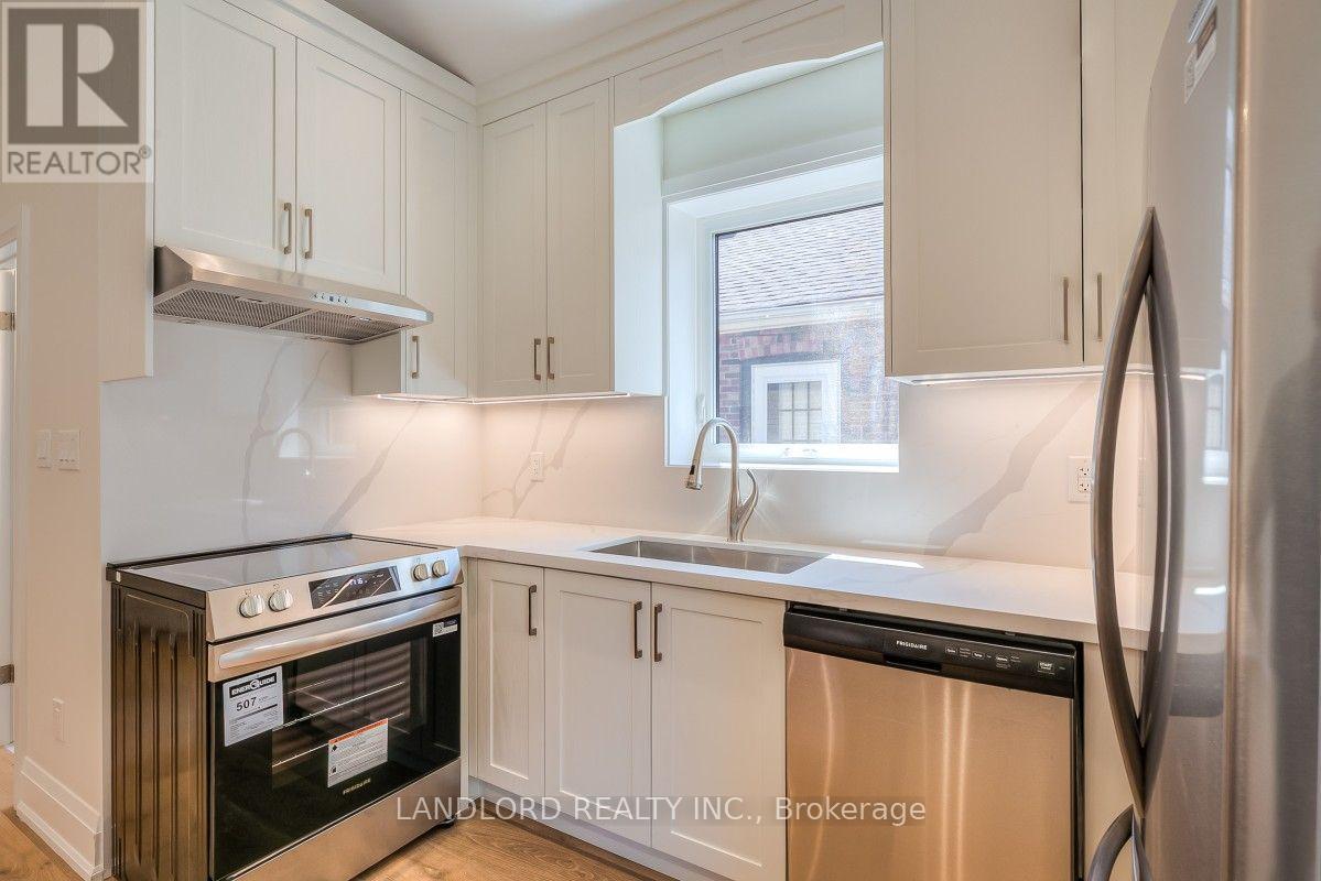 29 Hutton Avenue, Toronto, Ontario  M4C 3L2 - Photo 8 - E13658308