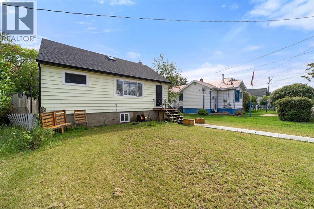 5219 50 Avenue, Camrose, Alberta  T4V 0T1 - Photo 2 - A2322100