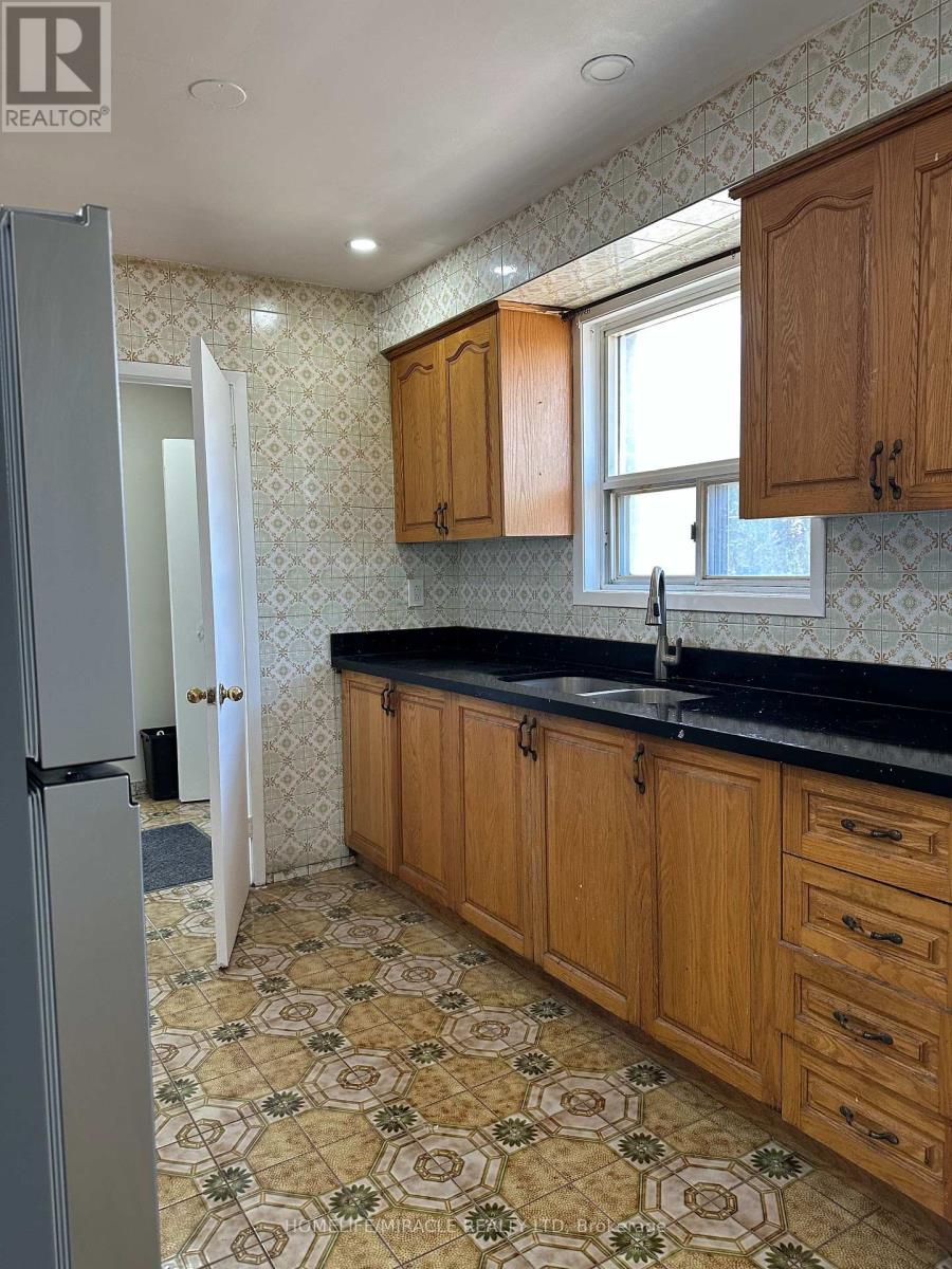 2931 Islington Avenue, Toronto, Ontario  M9L 2K3 - Photo 11 - W13658252